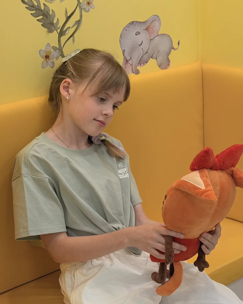 Ребёнок играет за столиком в игровой зоне центра